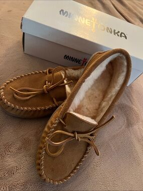 Minnetonka Golden Tan Real Leather Suede Shearling Moccasins Hardsole
